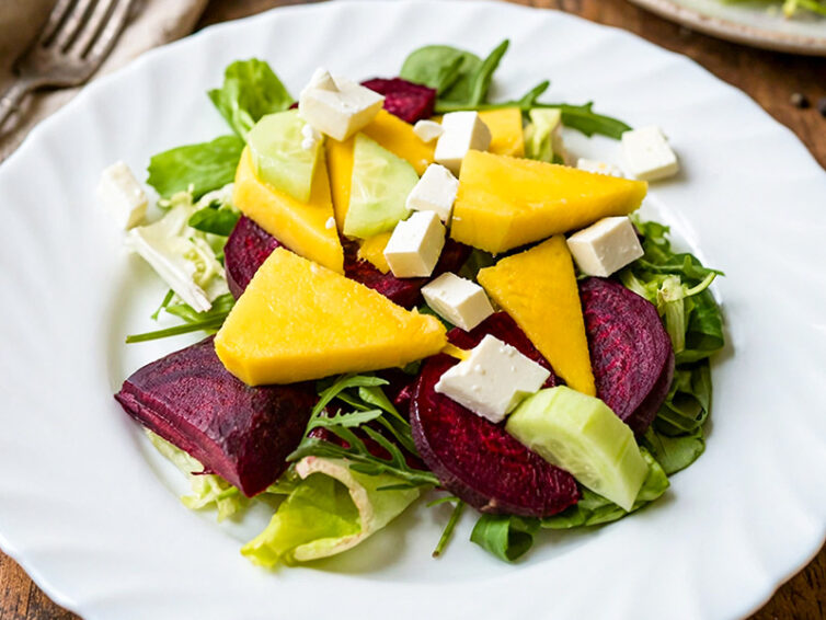Sałatka z pieczonym burakiem, mango i serem sałatkowym