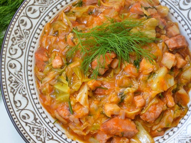 Bigos z młodej kapusty