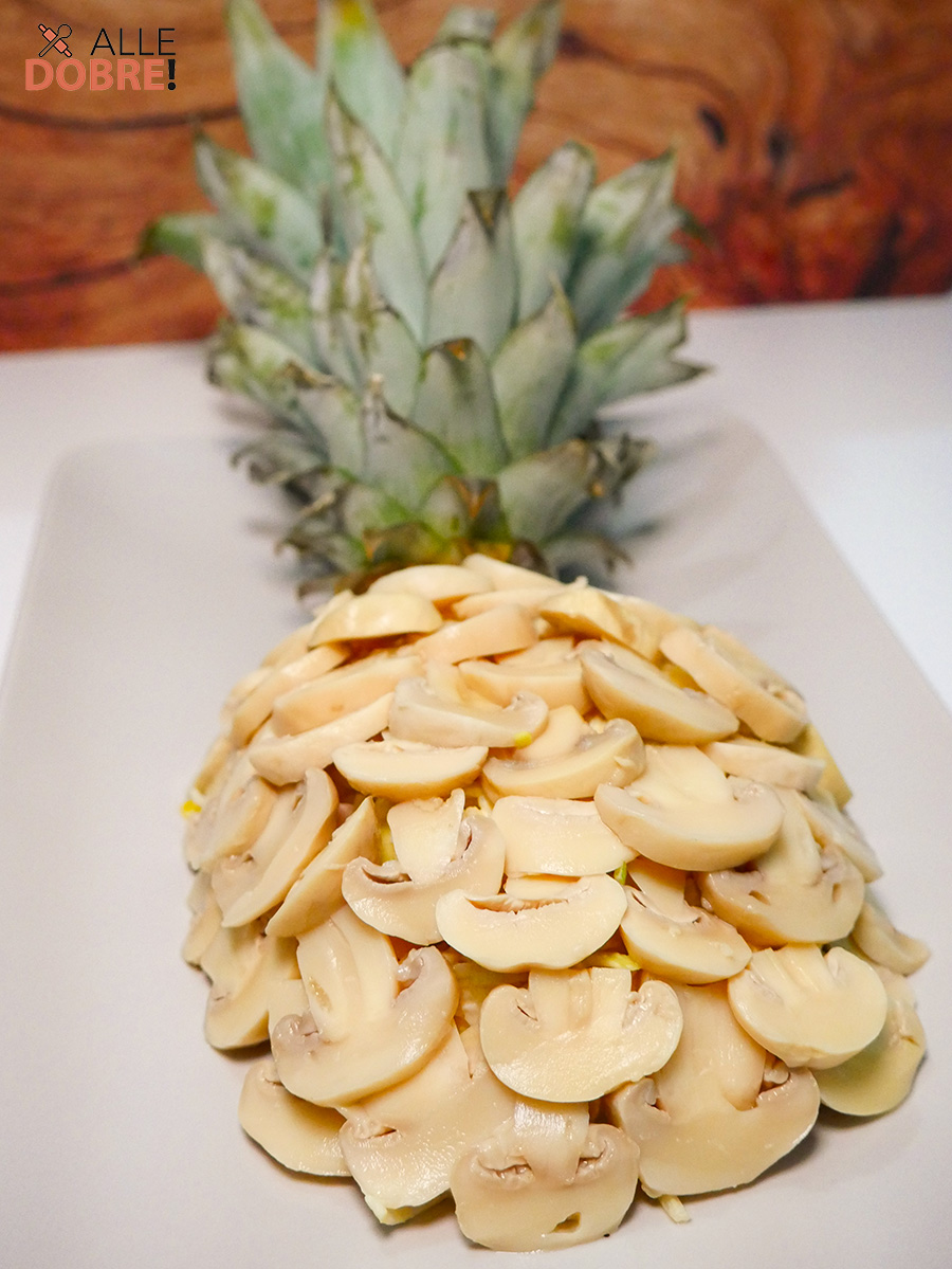sałatka w kształcie ananasa