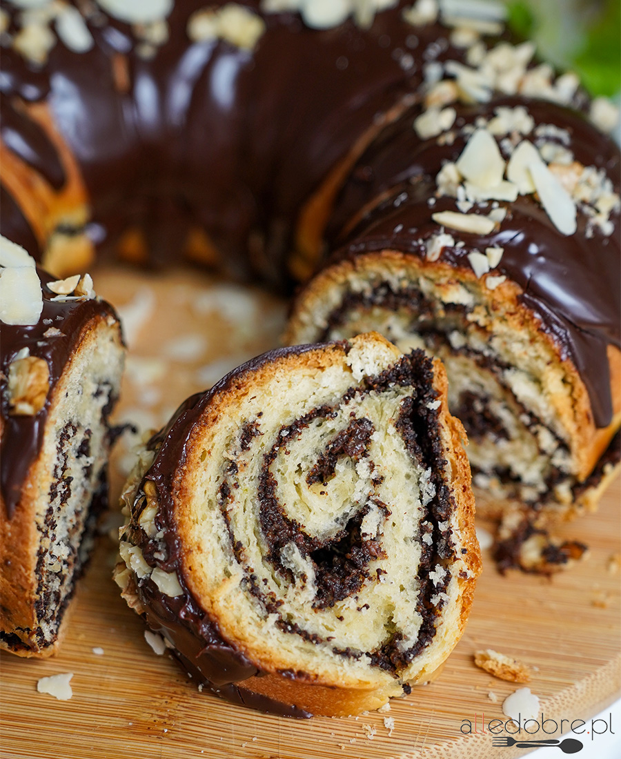 Yeast cake with poppy seeds