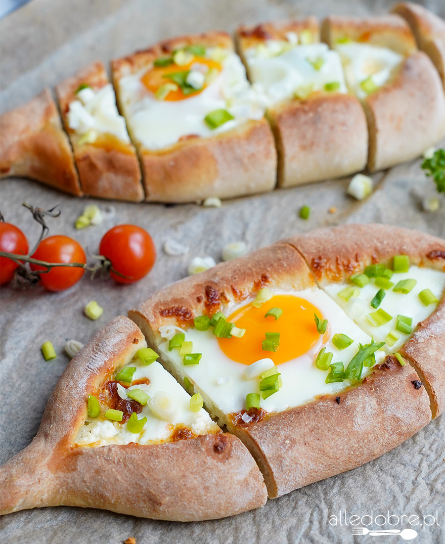 Chlebowe łódeczki z serem i jajkiem przepis