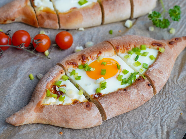 Chlebowe łódeczki z serem i jajkiem