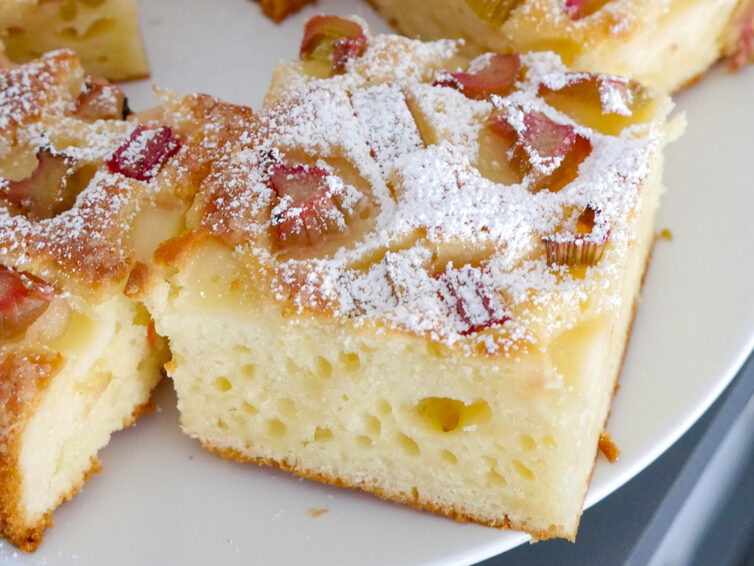 Ciasto jogurtowe z rabarbarem