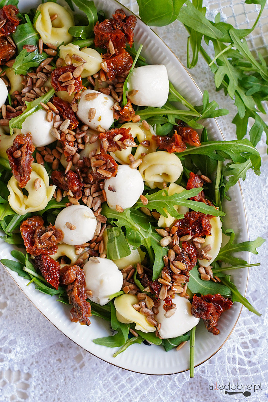 Przepis na sałatkę z tortellini, mozzarellą, suszonymi pomidorami i rukolą