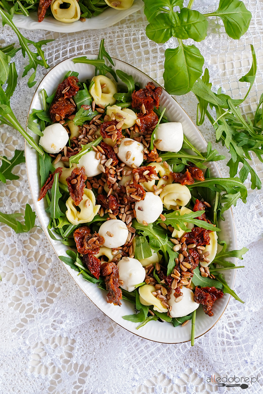 Sałatka z tortellini, mozzarellą, suszonymi pomidorami i rukolą