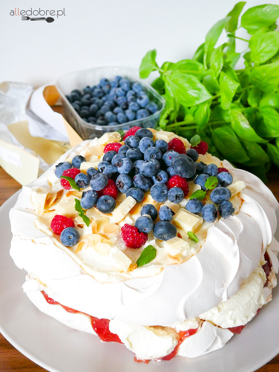 przepis na tort bezowy z owocami