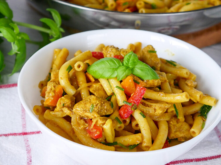 Kurczak curry z makaronem i warzywami