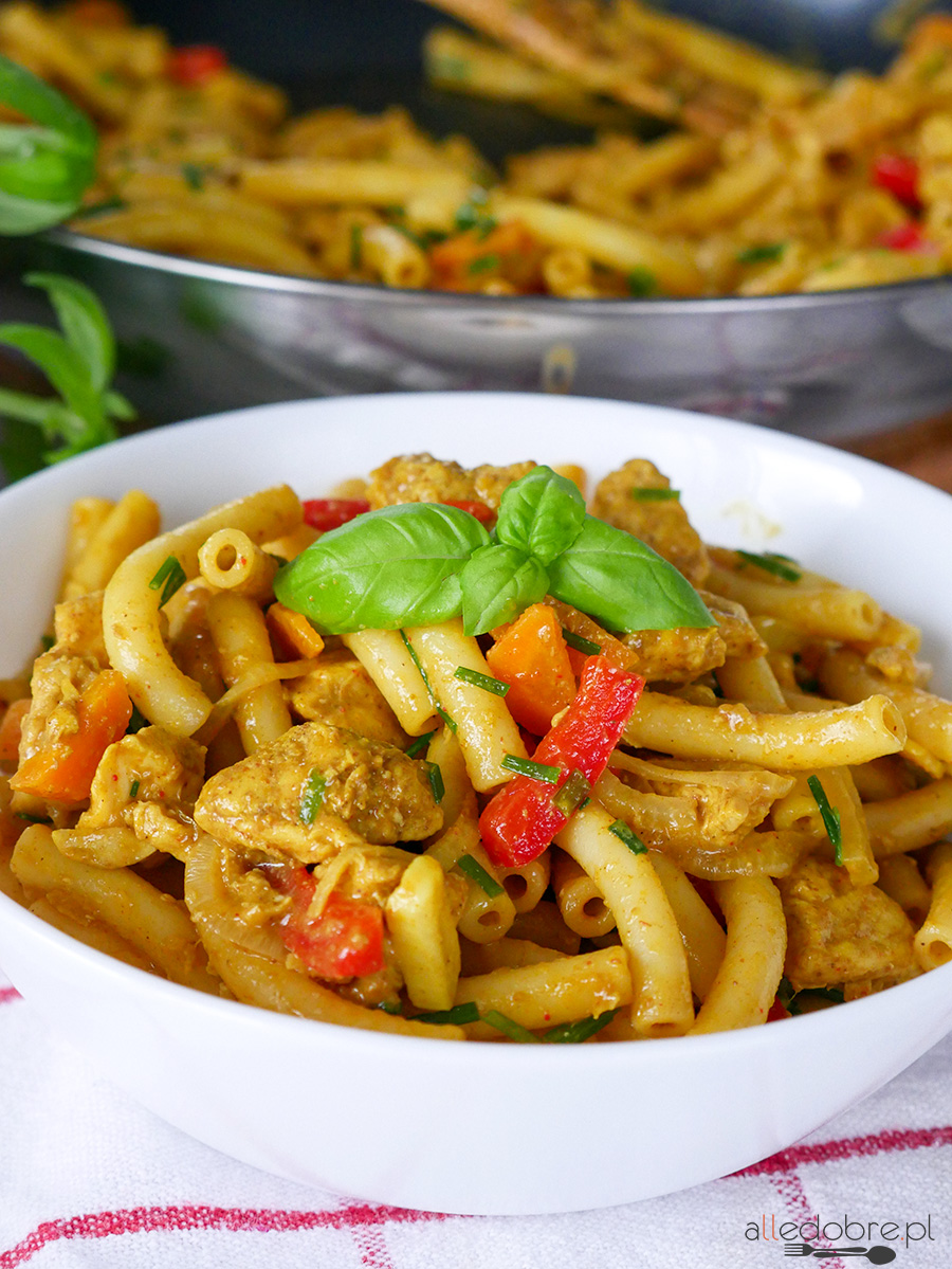 Kurczak curry z makaronem i warzywami