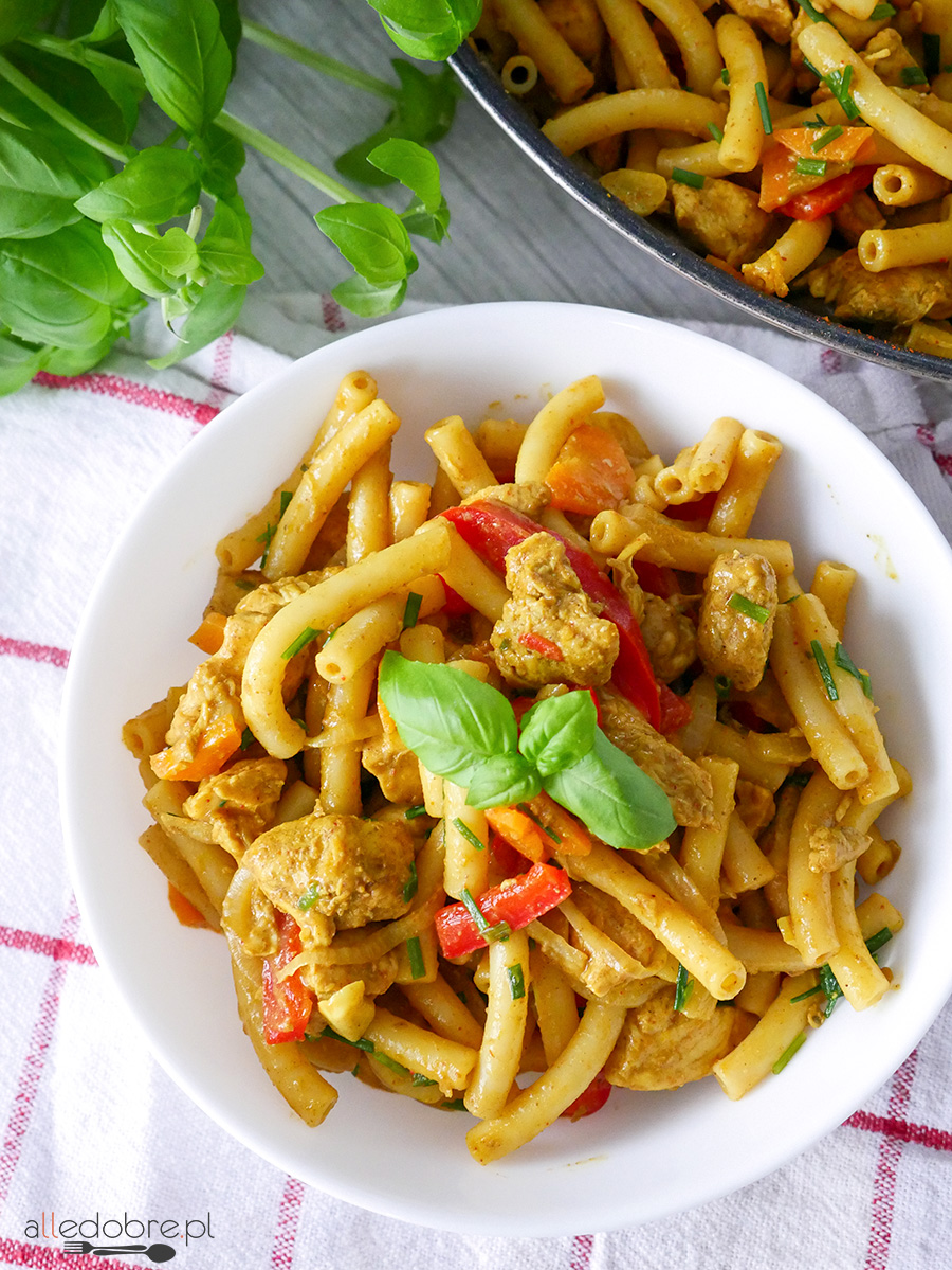 Przepis na kurczaka curry z makaronem i warzywami
