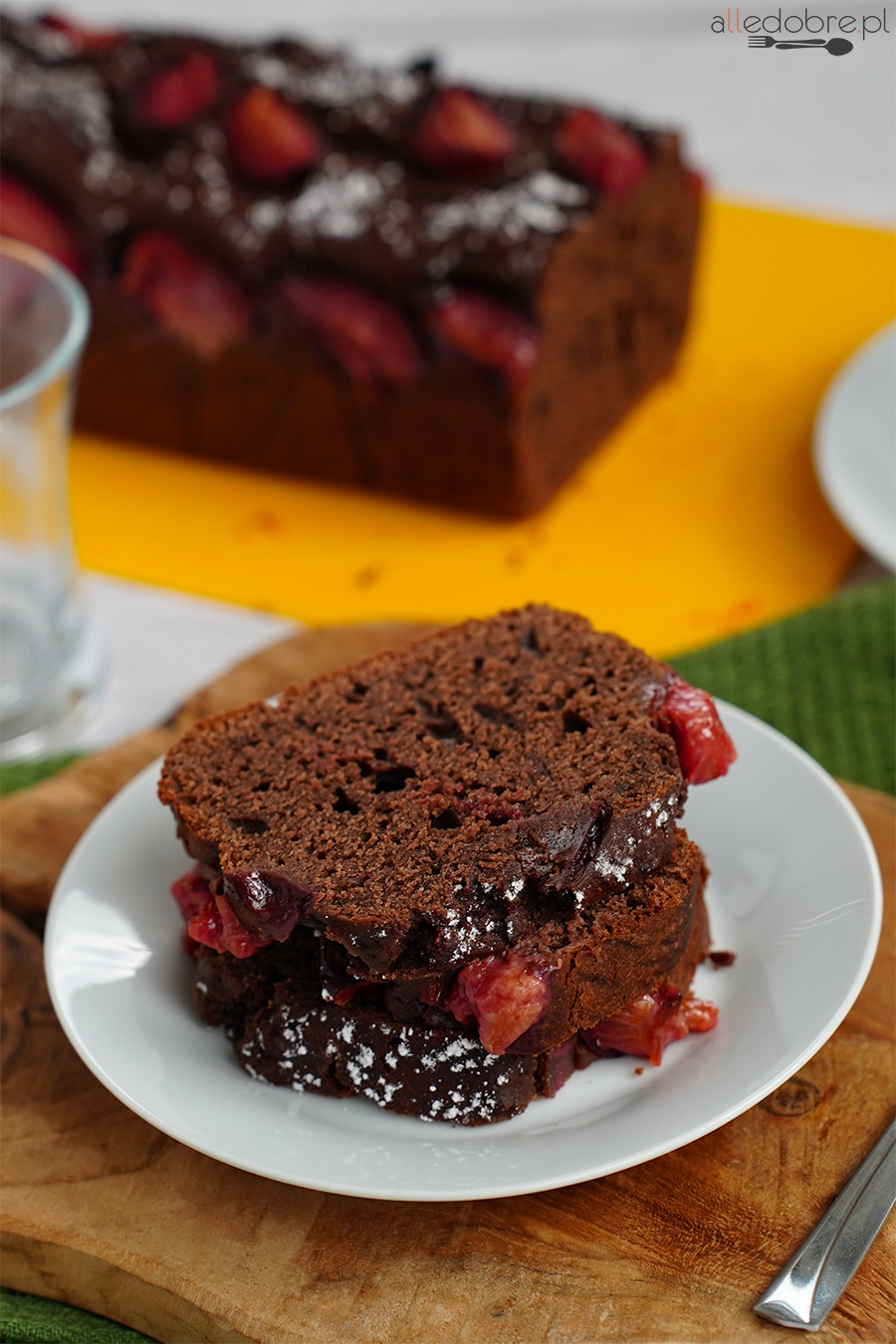 Ciasto czekoladowe na kefirze ze śliwkami przepis