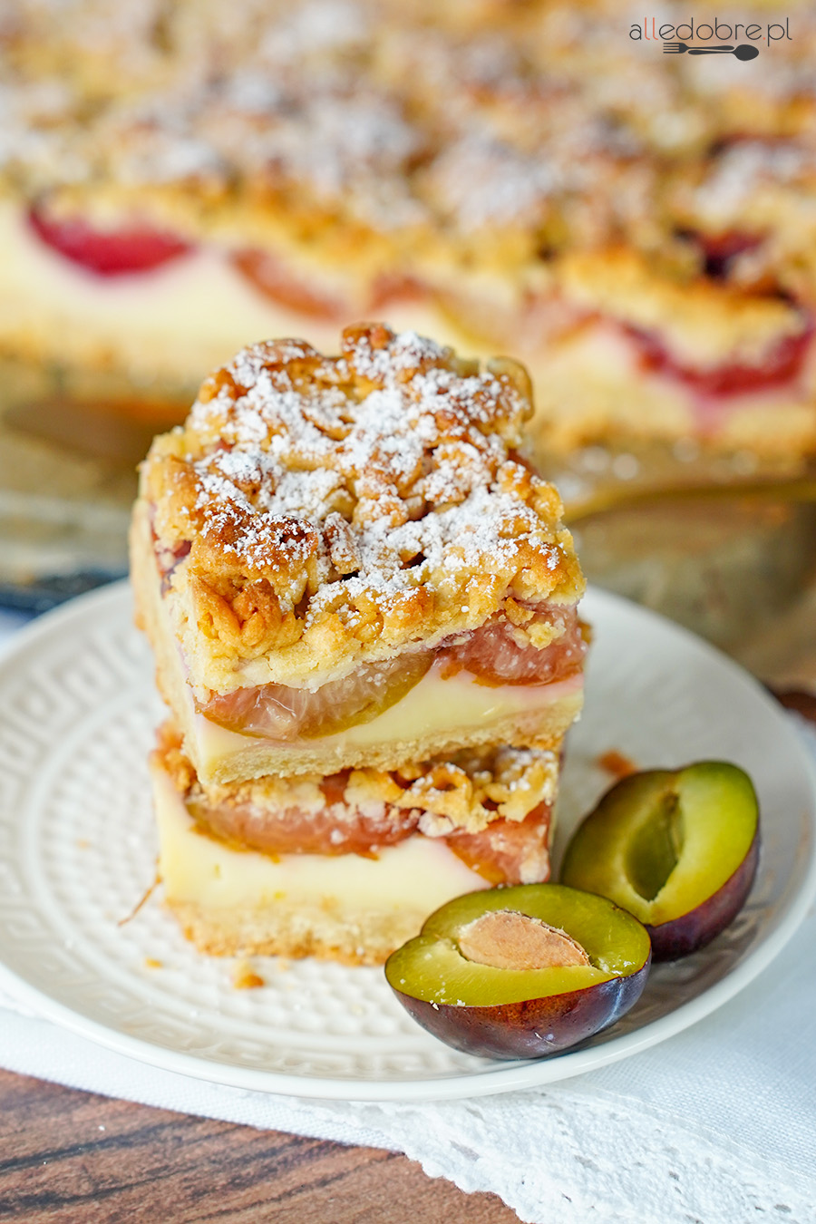 Kruche ciasto z budyniem i śliwkami