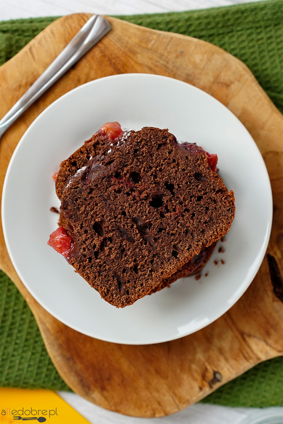 Przepis na ciasto czekoladowe na kefirze ze śliwkami