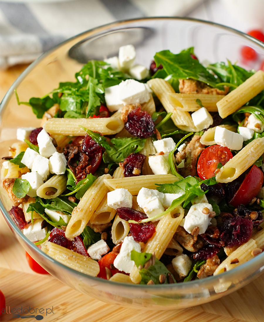 Pyszna sałatka makaronowa z kurczakiem i żurawiną