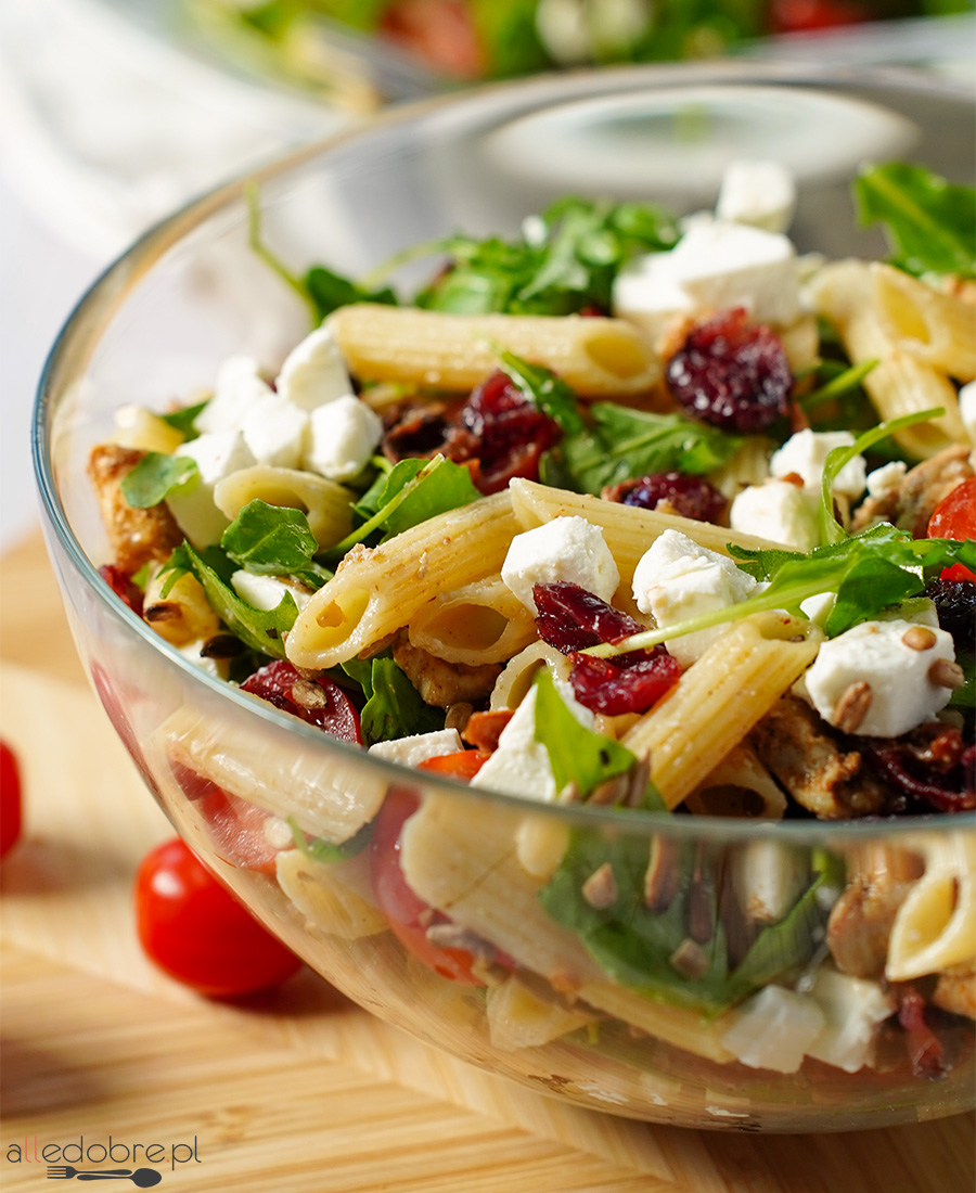 Sałatka z makaronem, kurczakiem i żurawiną