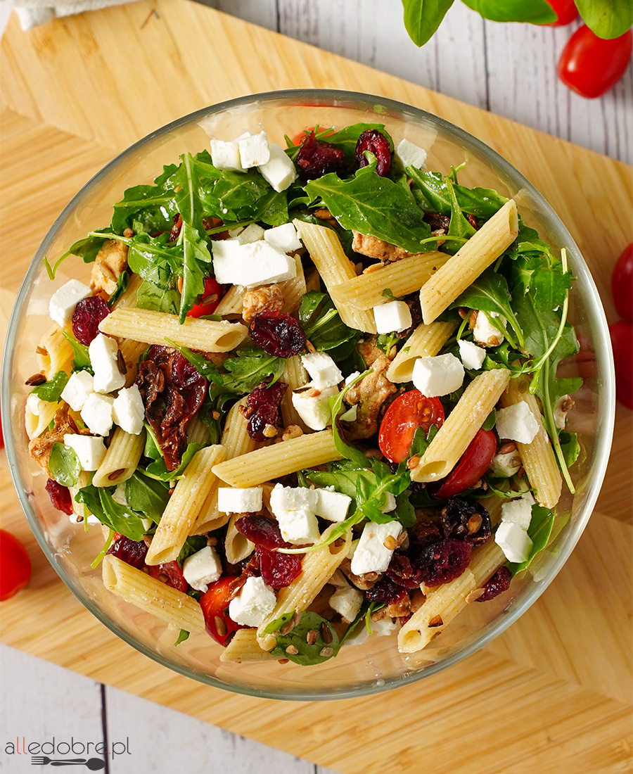 Sałatka makaronowa z kurczakiem i żurawiną przepis