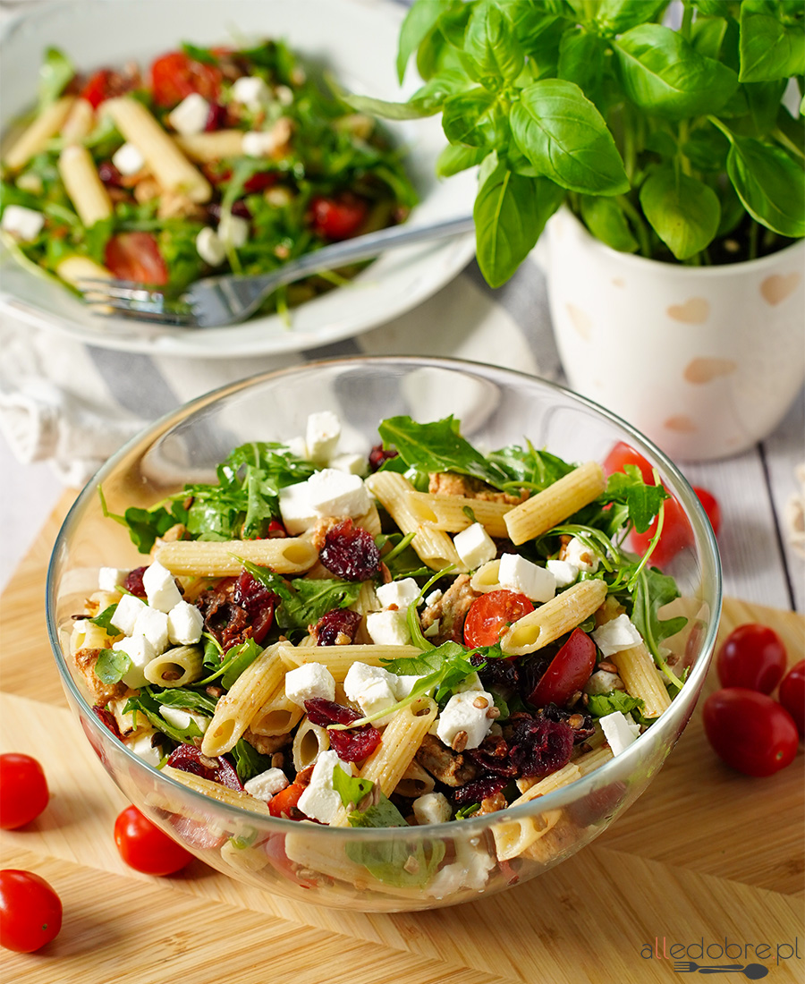 Sałatka makaronowa z kurczakiem i żurawiną