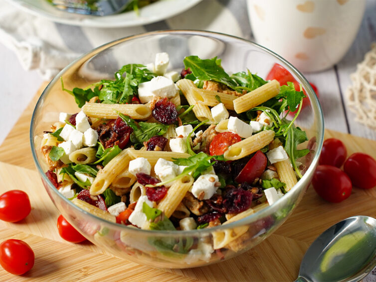 Sałatka makaronowa z kurczakiem i żurawiną