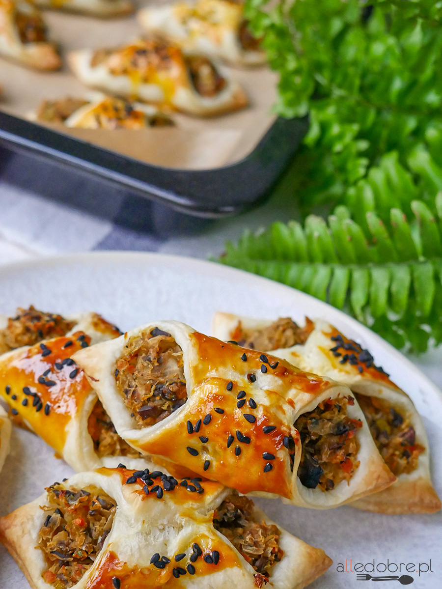 Kapuśniaczki z ciasta francuskiego z pieczarkami przepis