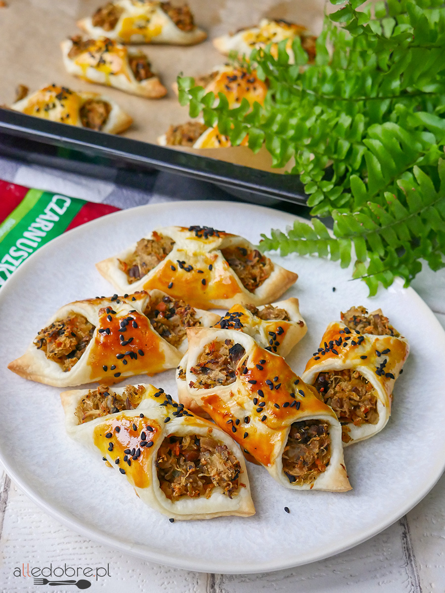 Kapuśniaczki z ciasta francuskiego z pieczarkami