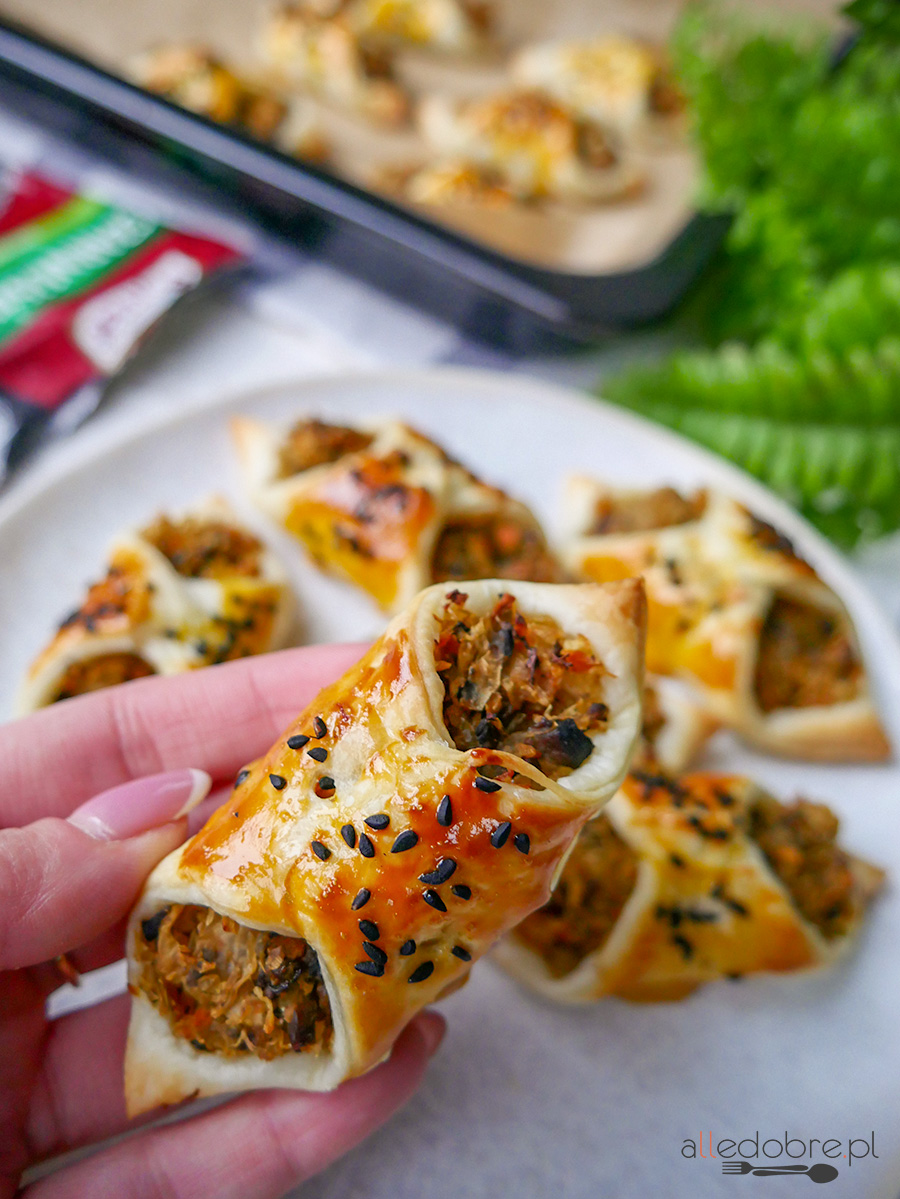 Przepis na kapuśniaczki z ciasta francuskiego z pieczarkami