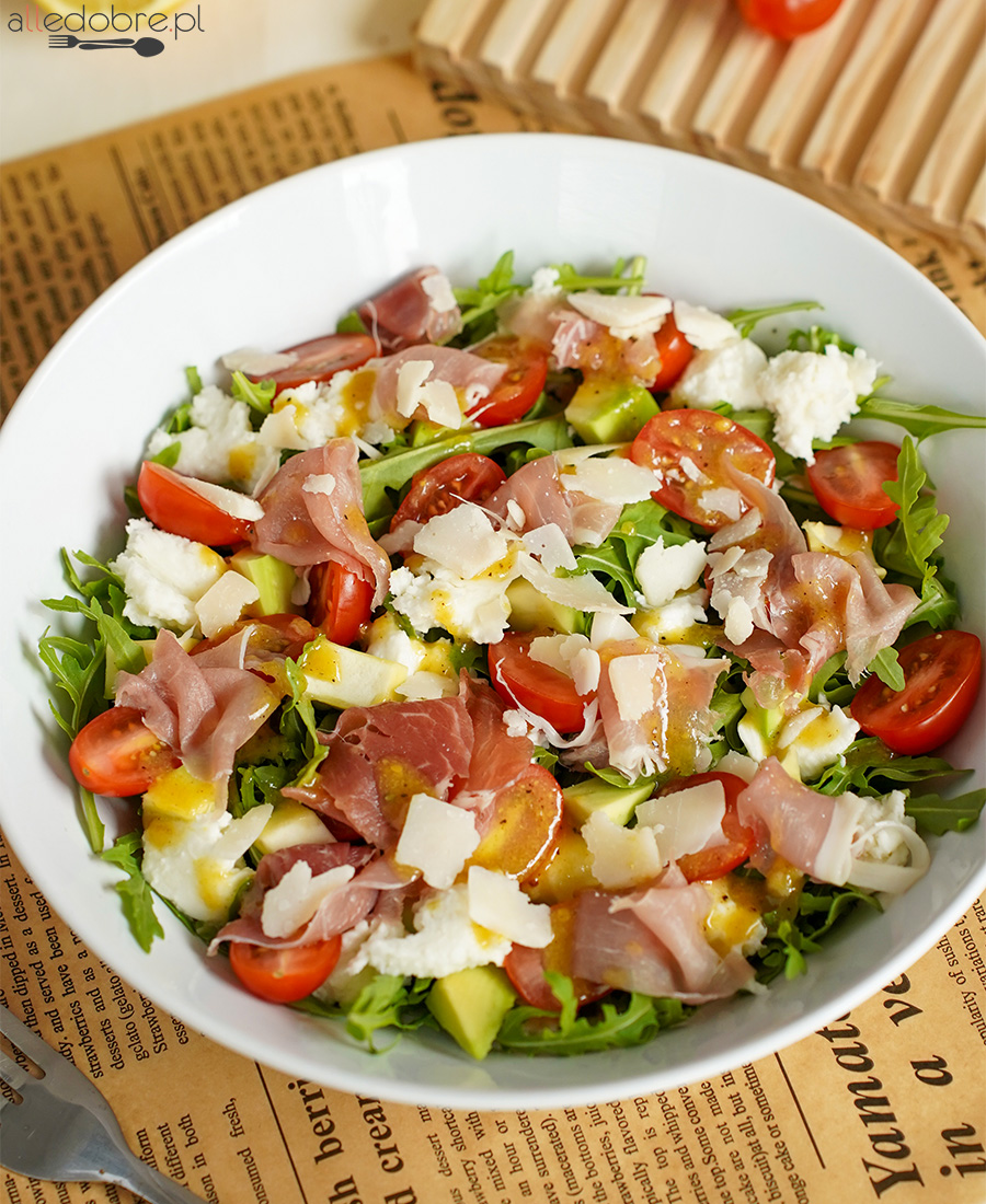 Przepis na sałatkę z rukolą i szynką parmeńską