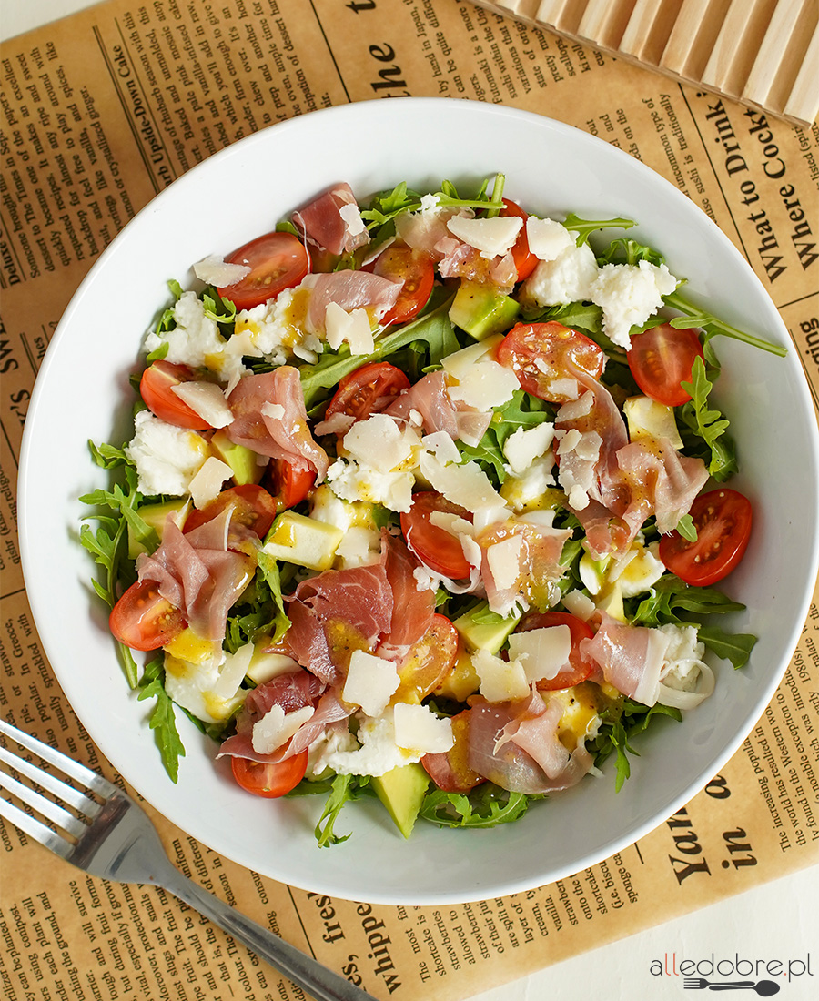 Sałatka z rukolą i szynką parmeńską