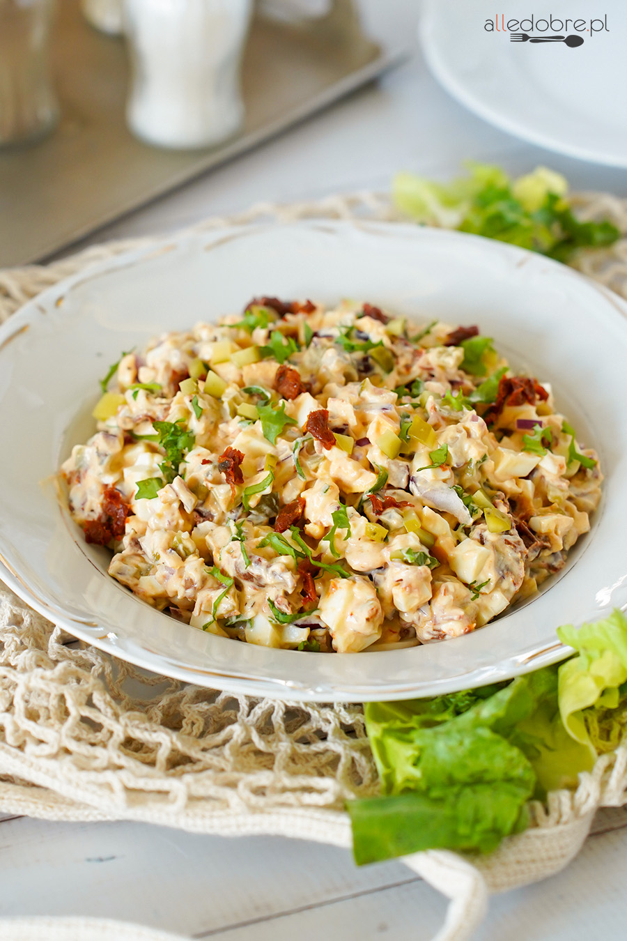 Sałatka z suszonymi pomidorami i czerwoną cebulą