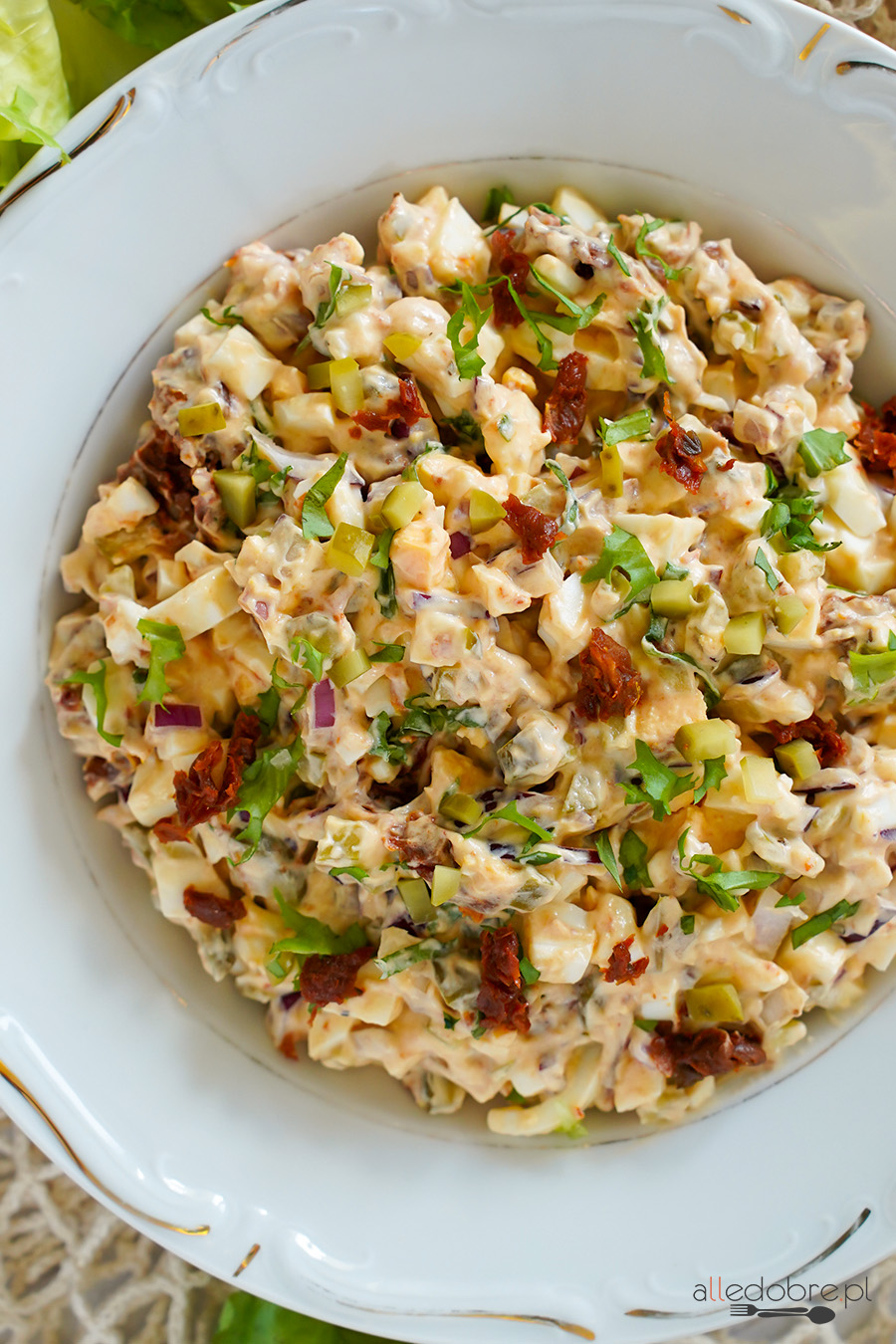 Sałatka z suszonymi pomidorami i jajkiem przepis