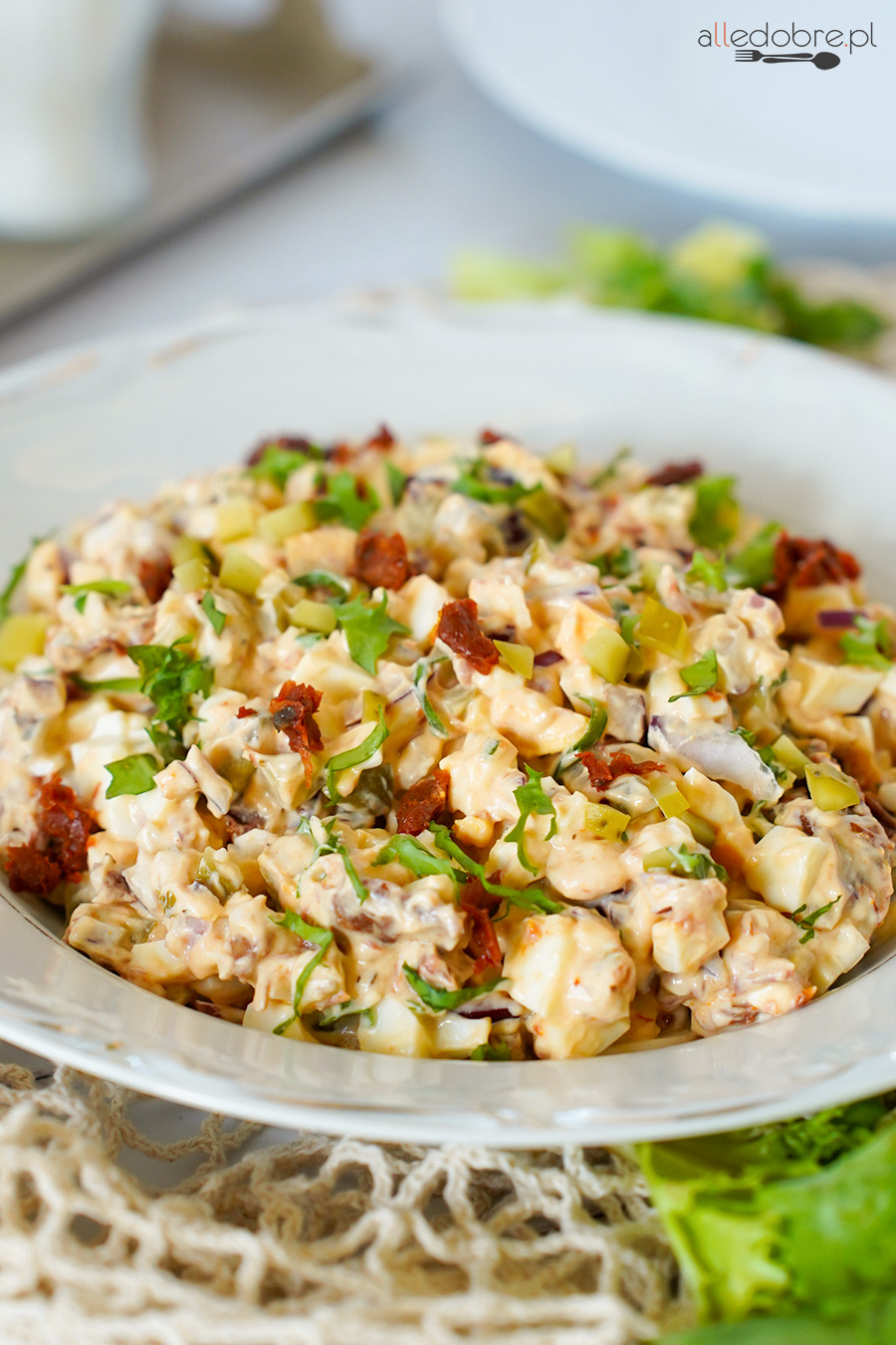 Sałatka z suszonymi pomidorami i jajkiem