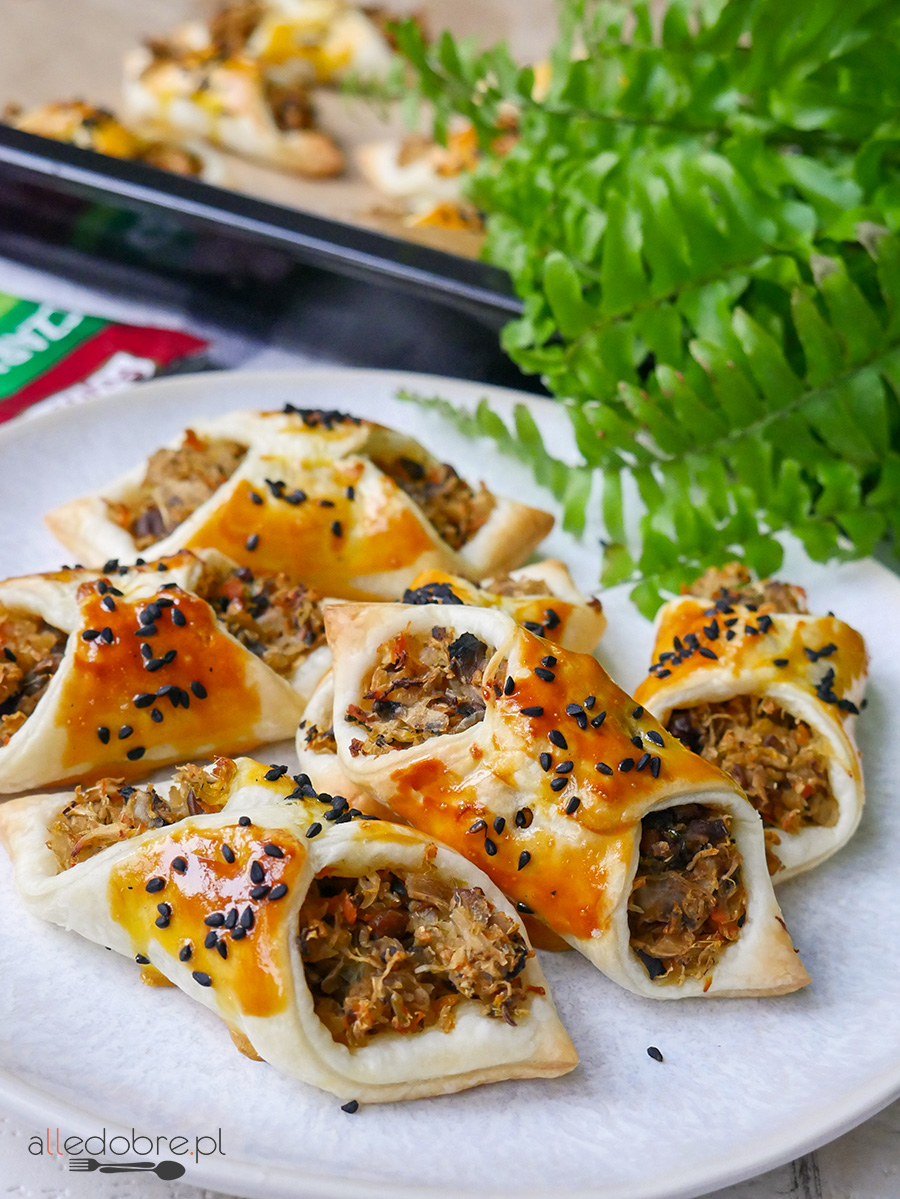 Szybkie kapuśniaczki z ciasta francuskiego z pieczarkami