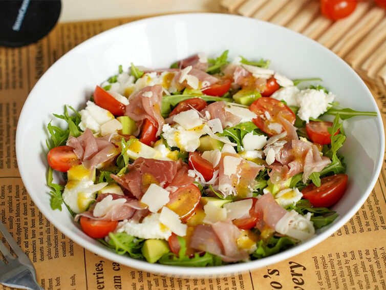 Sałatka z rukolą i szynką parmeńską