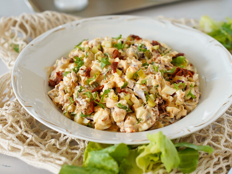 Sałatka z suszonymi pomidorami, jajkiem i czerwoną cebulą