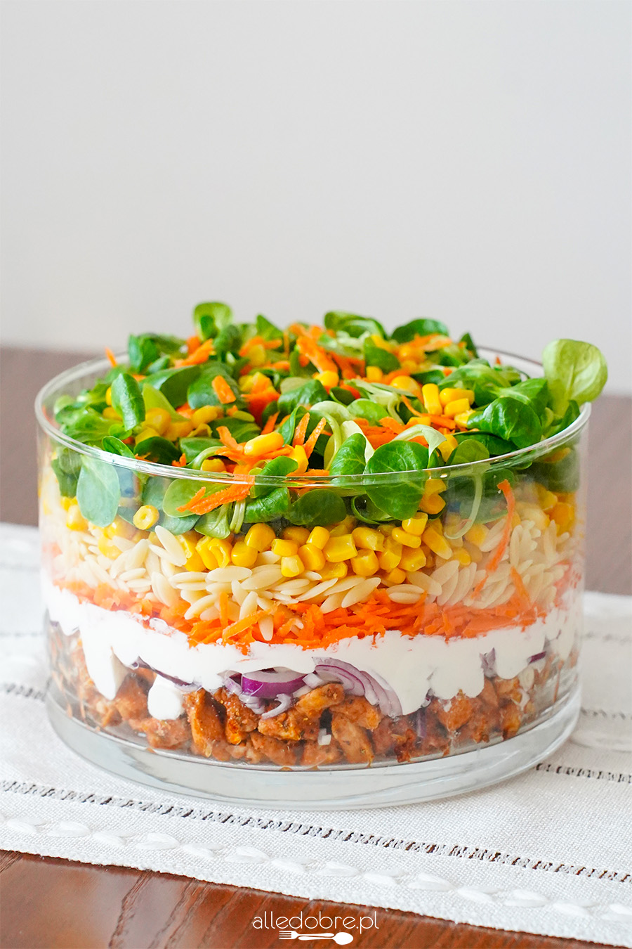 Przepis na sałatkę warstwową z kurczakiem