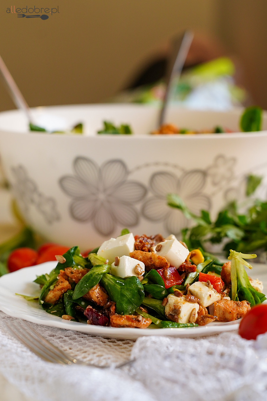 Sałatka z kurczakiem i serem sałatkowym