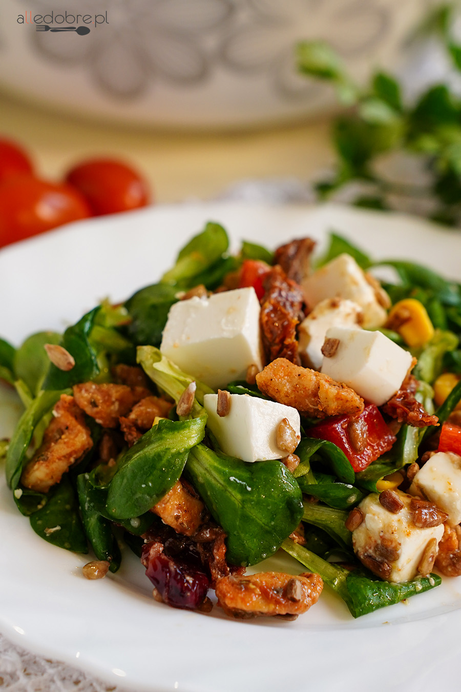 Sałatka z kurczakiem i suszonymi pomidorami