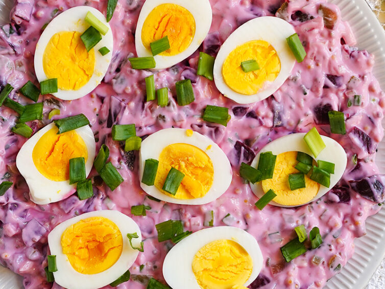 Jajka na sosie buraczkowym z ogórkami chilli