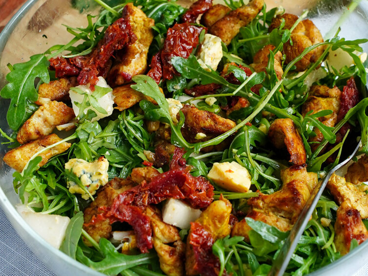 Sałatka z rukolą, kurczakiem i gruszką