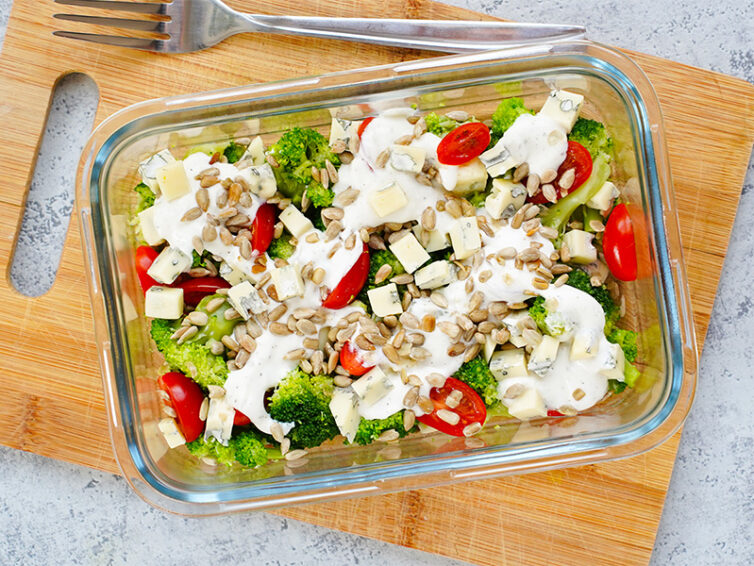 Sałatka brokułowa z sosem czosnkowym