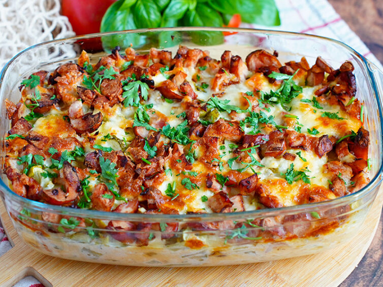 Zapiekanka ziemniaczana z kiełbasą i ogórkiem